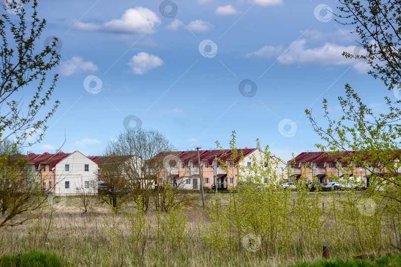 Скачать Красивый загородный пейзаж-коттеджный поселок летом фотосток Ozero