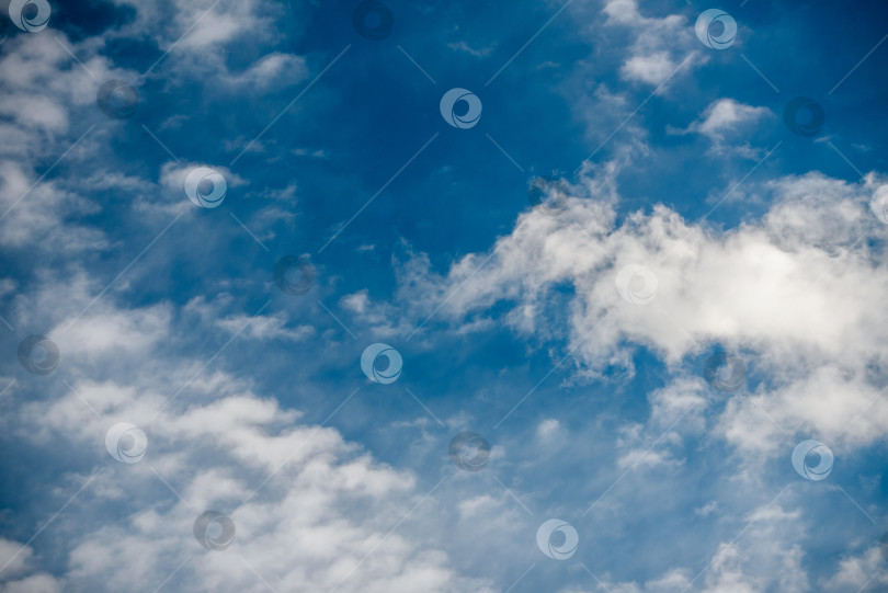 Скачать Фон с красивым голубым небом и пушистыми облаками фотосток Ozero