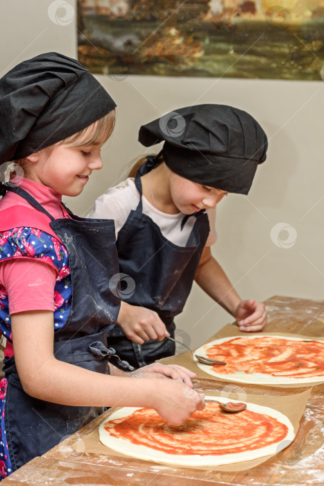 Скачать Пицца, дети и концепция приготовления пищи - дети готовят пиццу. фотосток Ozero