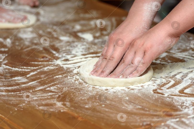 Скачать Крупный план детских рук, готовящих тесто для пиццы фотосток Ozero
