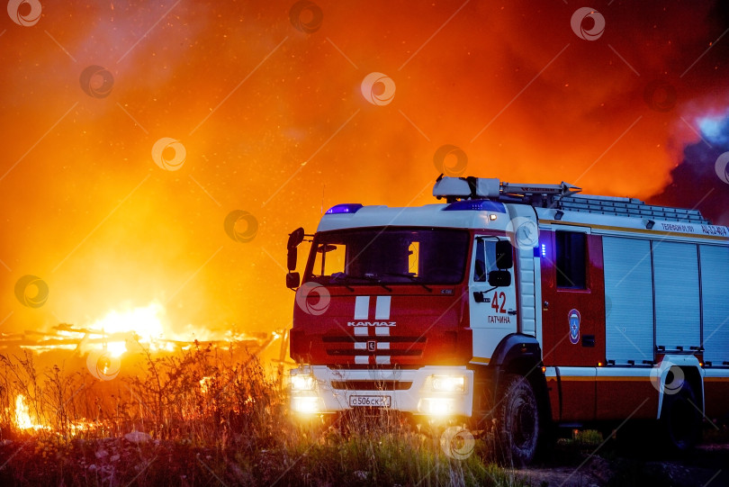 Скачать Россия, Гатчина, 22 мая 2018 года: пожар в поселке Пудость, возгорание деревянных конструкций. фотосток Ozero