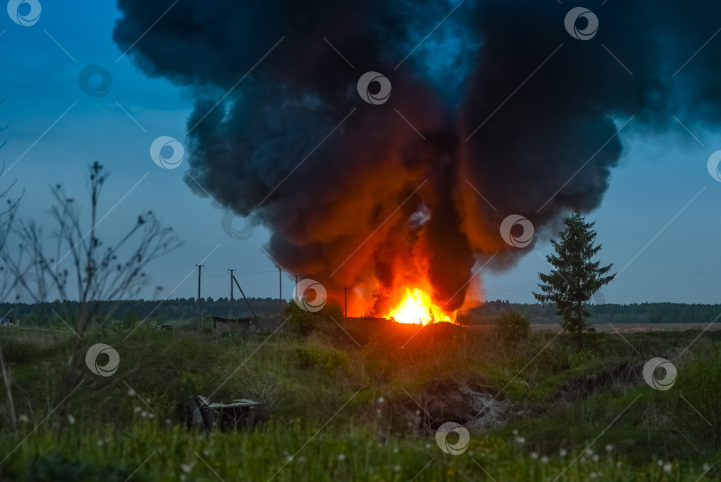 Скачать Пожар в деревне вечером, жаркая погода фотосток Ozero