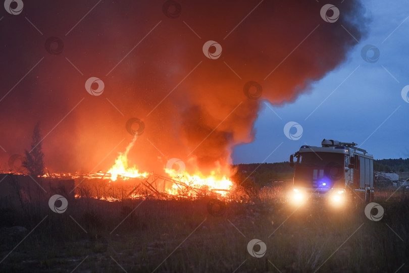 Скачать Пожар в деревне, люди на машинах спасаются от огня - концепция катастрофы фотосток Ozero