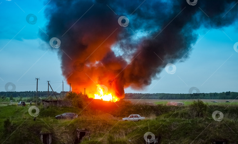 Скачать Пожар в деревне, люди на машинах спасаются от огня - концепция катастрофы фотосток Ozero