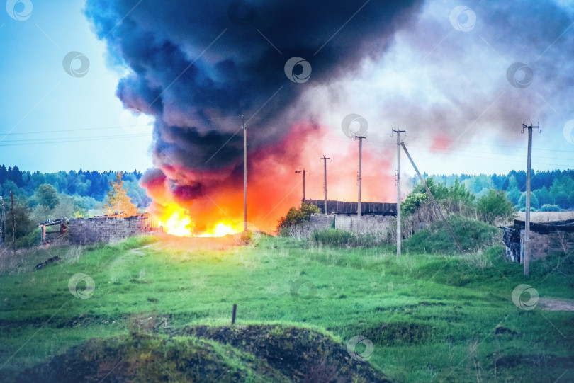 Скачать Пожар, горение и концепция стихийного бедствия - пожар приблизился к постройкам вблизи деревни фотосток Ozero
