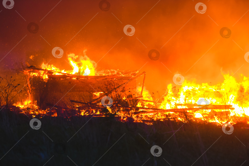 Скачать Горение каменного дома, пожар и концепция чрезвычайных ситуаций фотосток Ozero