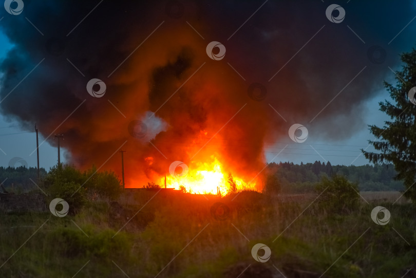 Скачать Сильный пожар в деревне вечером фотосток Ozero