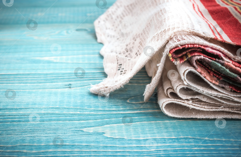Скачать Керамическая посуда и льняные полотенца на синем деревянном фоне фотосток Ozero