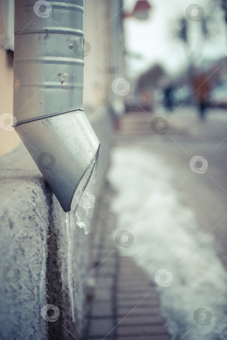 Скачать дренажная труба на стене дома с замерзшей водой вдоль городского тротуара фотосток Ozero