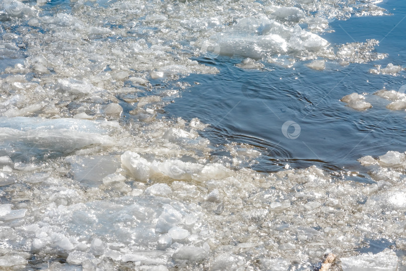 Скачать Ледоход на воде ранней весной. Фон фотосток Ozero