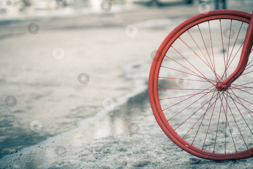 Скачать колесо ретро-велосипеда в снегу фотосток Ozero