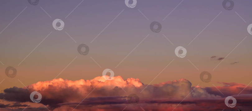 Скачать Красивые облака на небе и солнце с лучами фотосток Ozero