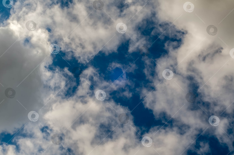 Скачать Красивое голубое небо с облаками, естественный фон фотосток Ozero