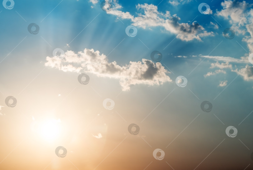 Скачать Красивые облака на небе и солнце с лучами фотосток Ozero