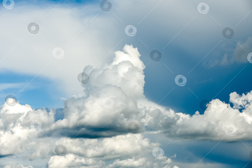 Скачать Красивые дождевые облака на фоне голубого неба. фотосток Ozero