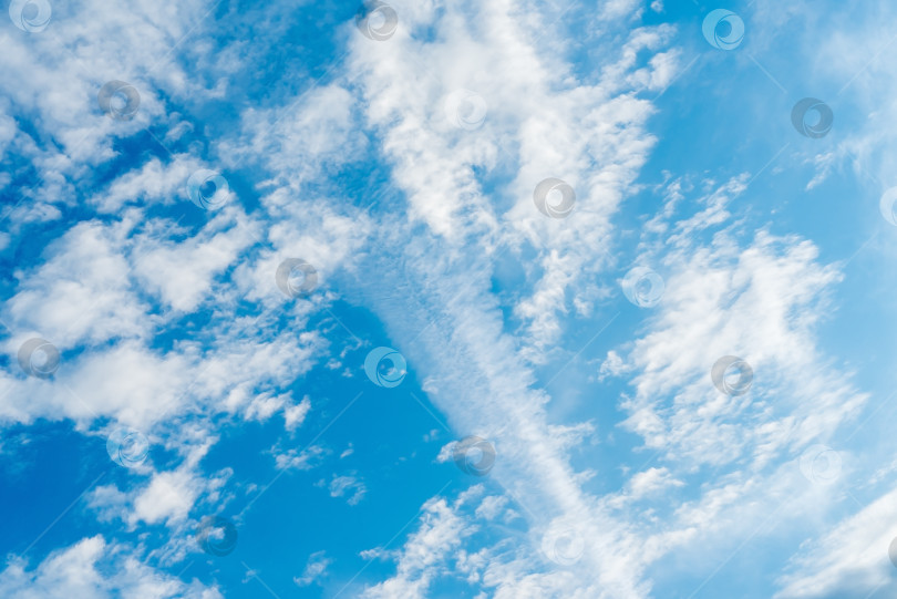 Скачать Красивое голубое небо с облаками и воздушным поездом из самолета. Текстура неба. Фон фотосток Ozero