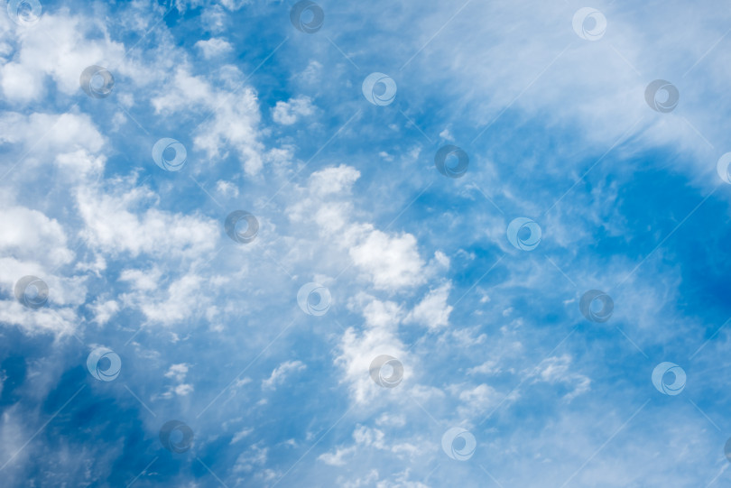 Скачать Голубое небо с пушистыми облаками, фоновое изображение фотосток Ozero