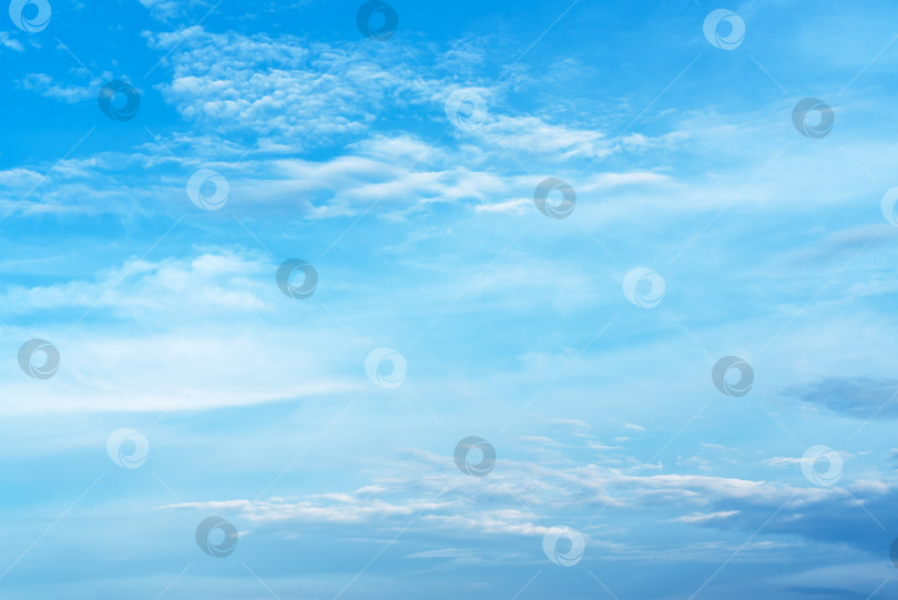 Скачать Красивое голубое небо с облаками. Текстура неба. Фон фотосток Ozero