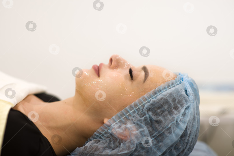 Скачать Чистка лица в салоне красоты - крупный план женского лица фотосток Ozero