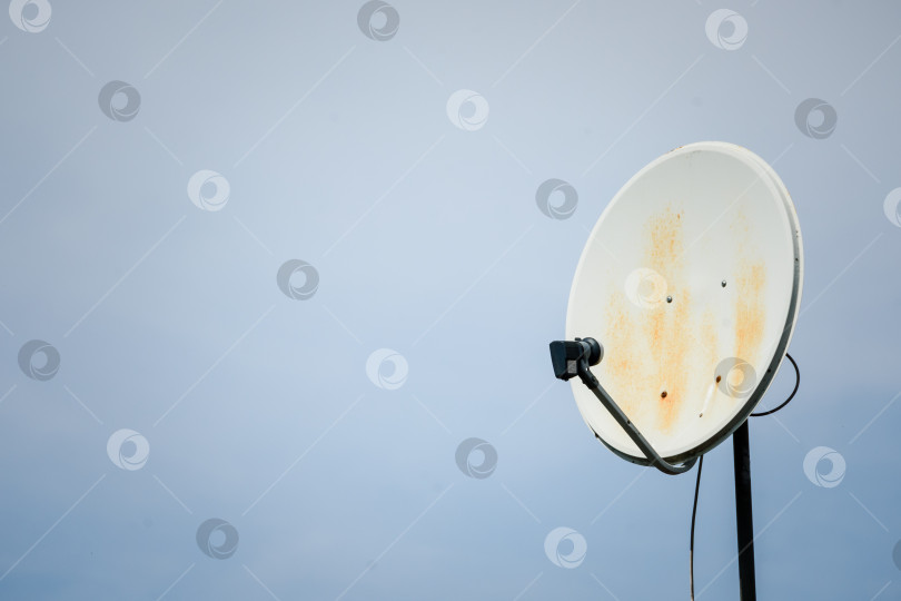 Скачать Концепция связи со спутниковой антенной на фоне солнечного света фотосток Ozero