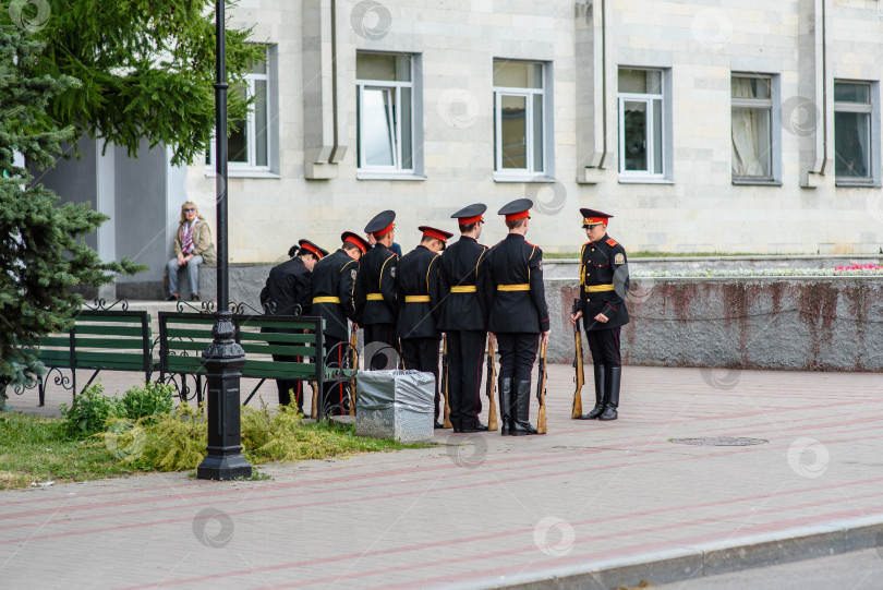 Скачать Россия, Гатчина, 10 июля 2020 года: группа молодых курсантов на строительстве фотосток Ozero