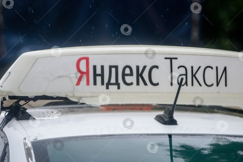 Скачать Россия, Санкт-Петербург, 26 августа 2020 года: крыша автомобиля "Яндекс-такси" во время дождя. Плохая погода и вождение. фотосток Ozero