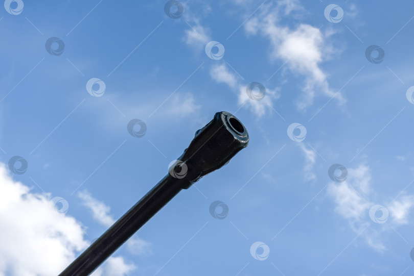Скачать ствол артиллерийского орудия на фоне голубого неба крупным планом фотосток Ozero