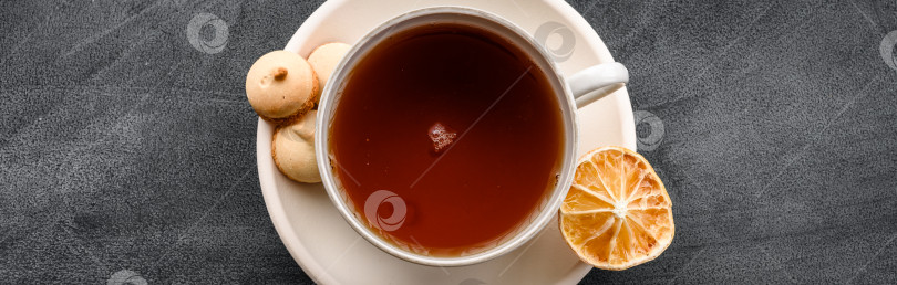 Скачать Чашка чая на черном фоне вид сверху фотосток Ozero