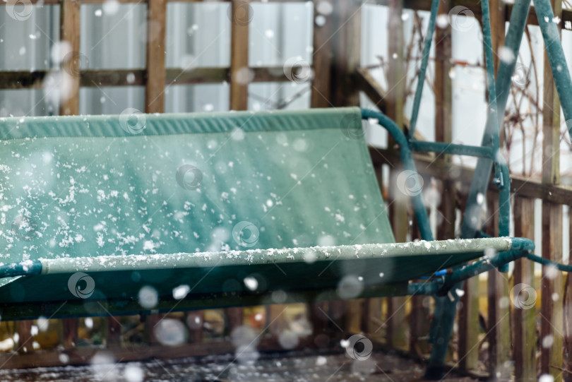 Скачать На улице идет снег - холодная погода и морозы в начале сезона фотосток Ozero