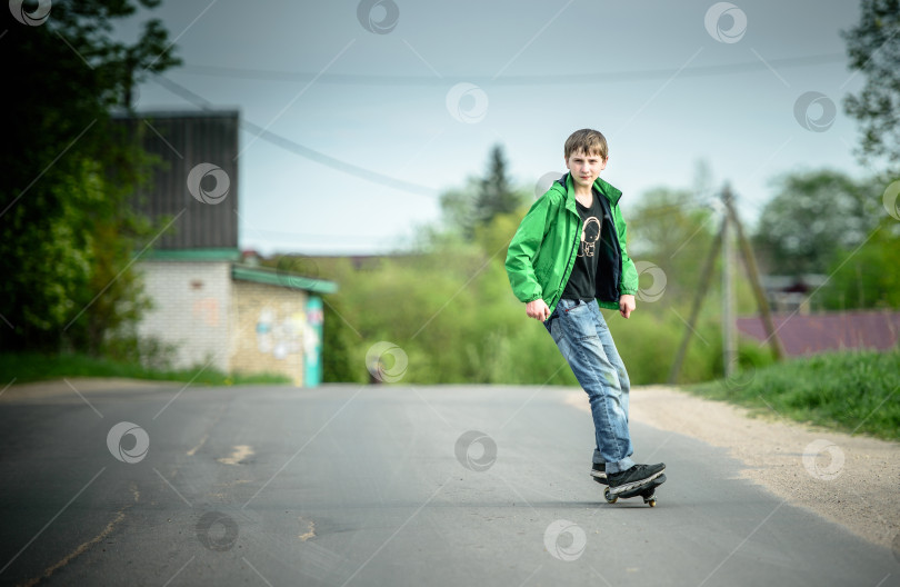 Скачать Мальчик собирается кататься на скейтборде по дороге фотосток Ozero