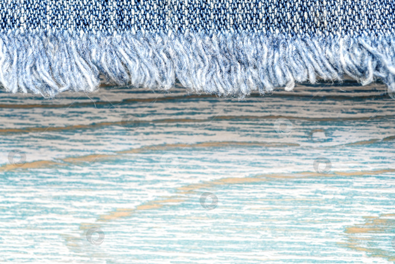 Скачать Джинсовая текстура на синем деревянном фоне, кайма фотосток Ozero