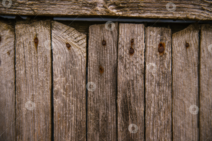 Скачать Коричневая или серая текстура древесины. Абстрактный фон. деревенский фон из старых деревянных досок с отверстиями и гвоздями. фотосток Ozero