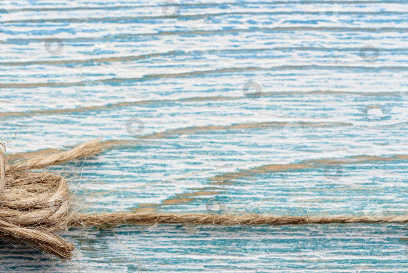 Скачать Джутовый шпагат на синем деревянном фоне фотосток Ozero