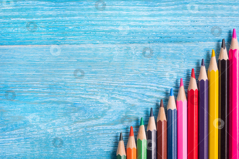 Скачать Концепция "Назад в школу" - карандаши, линейки и деревянный фон фотосток Ozero
