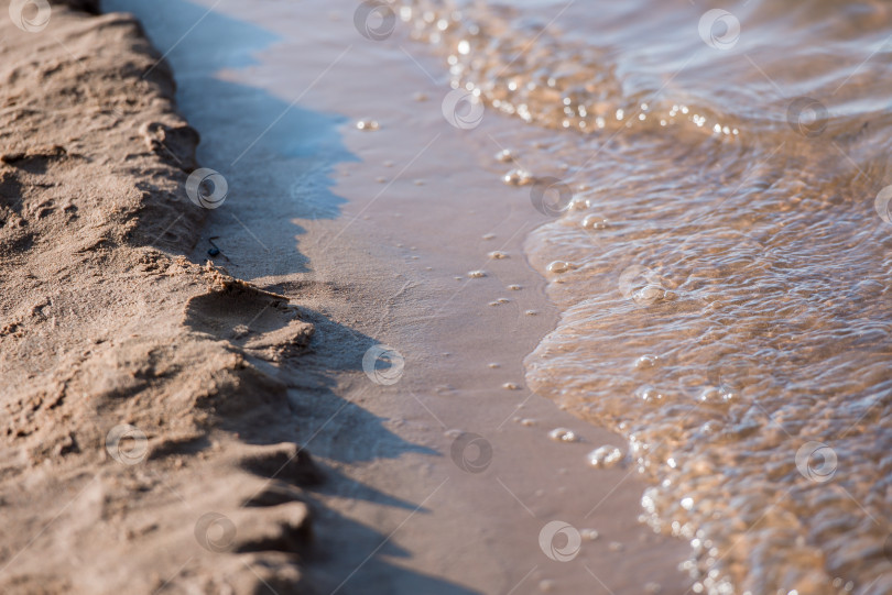 Скачать Побережье моря, пляж, вода и песок - концепция летнего отдыха фотосток Ozero