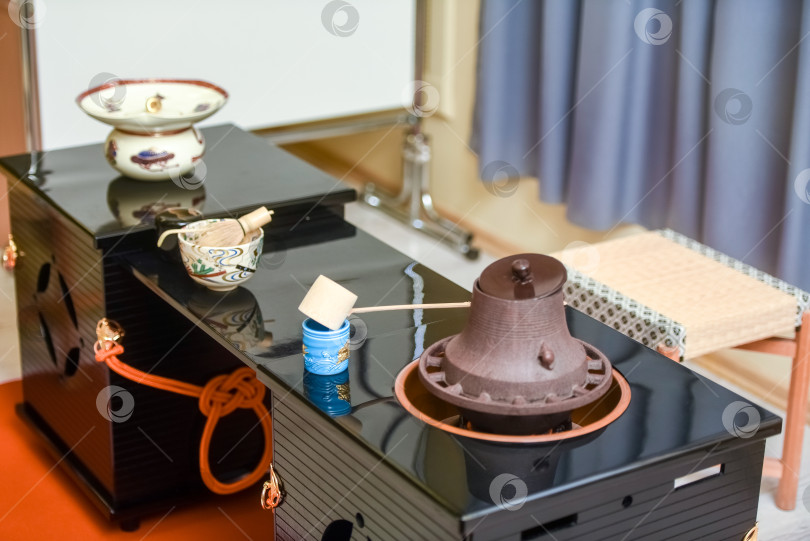 Скачать Японские чайные принадлежности для Дайсуке - бамбуковая метелка, очаг и чашка. Концепция японских народных традиций фотосток Ozero