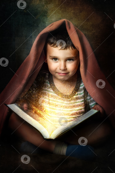 Скачать Мальчик с волшебной книгой фотосток Ozero