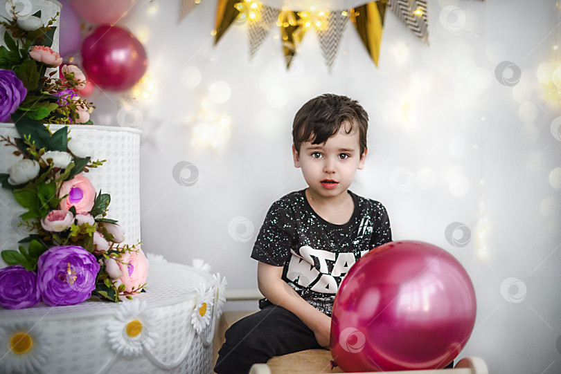 Скачать Счастливый маленький мальчик с огромным тортом. День рождения. фотосток Ozero
