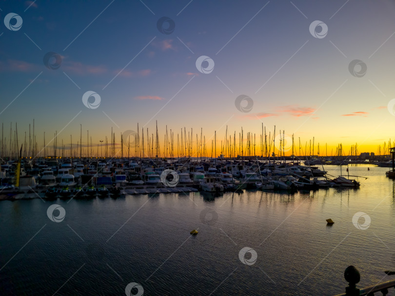 Скачать Средиземное море. Морская пристань для яхт вечером, на закате солнца. фотосток Ozero