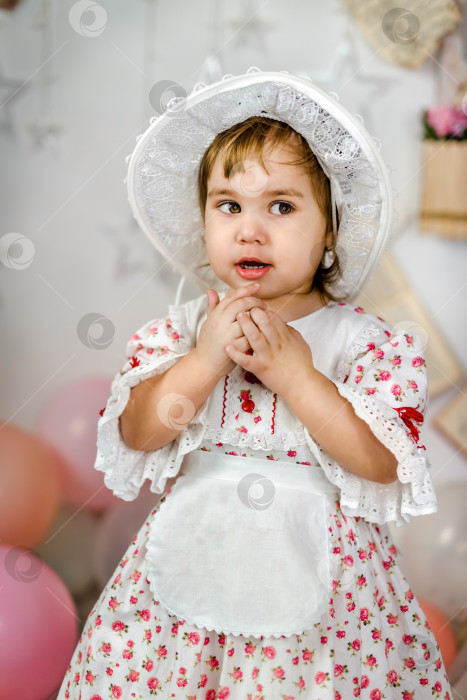 Скачать Маленькая девочка в шляпке и винтажном платье фотосток Ozero