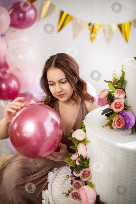 Скачать Молодая девушка-подросток на своем дне рождения с большим тортом и воздушными шарами фотосток Ozero