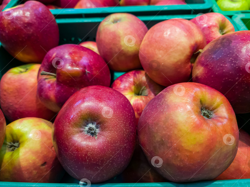 Скачать Свежие яблоки лежат в коробке в магазине фотосток Ozero