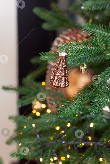 Скачать Декоративный игрушечный самовар на ветке рождественской елки с украшениями. Изображение с выборочным фокусом фотосток Ozero