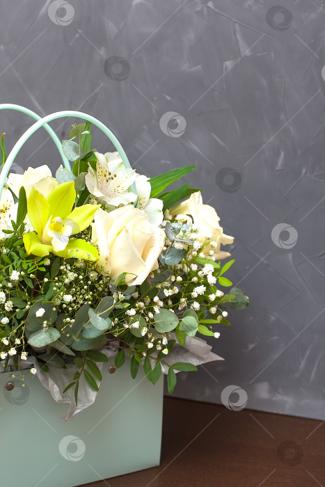 Скачать букет из роз, астральмерии и лилий в корзине светло-зеленого цвета на сером фоне фотосток Ozero