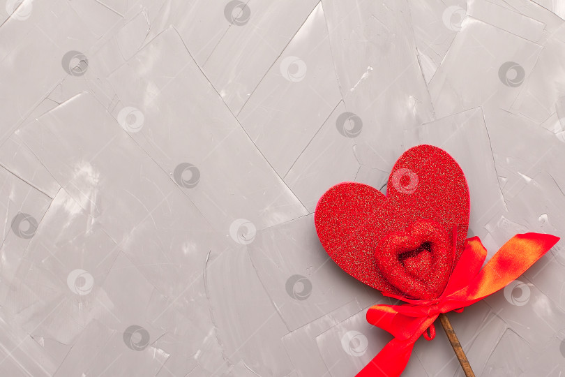 Скачать Крупный план красных сердечек на деревянном столе на фоне расфокусированного света. Фон на День Святого Валентина. фотосток Ozero