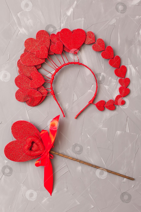 Скачать Крупный план красных сердечек на деревянном столе на фоне расфокусированного света. Фон на День Святого Валентина. фотосток Ozero