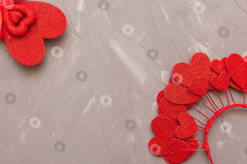 Скачать фон из блестящего красного сердечка с декоративной линией ободка на красной бумаге фотосток Ozero