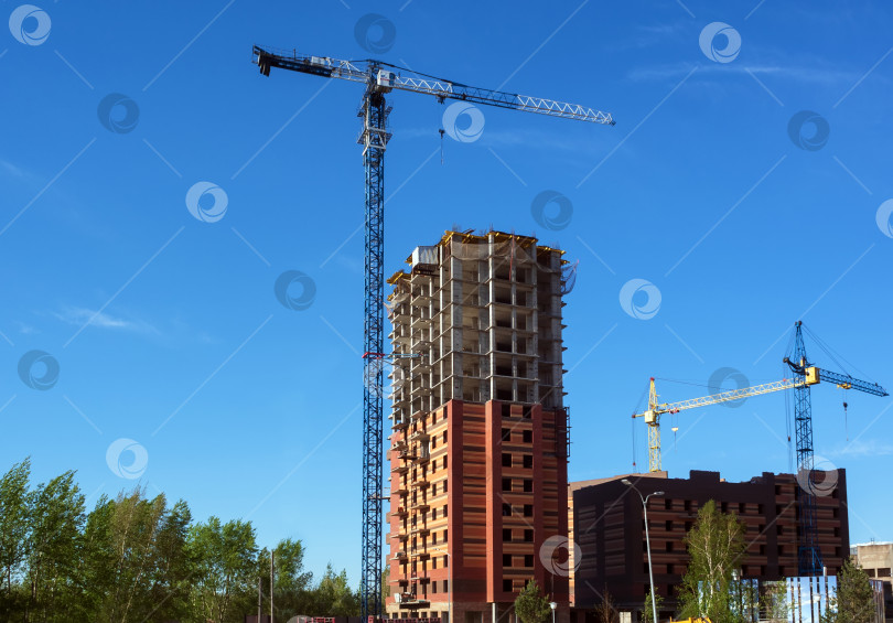 Скачать Строительство небоскреба в городской среде. Строительная промышленность. фотосток Ozero