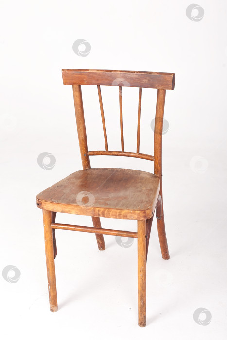 Скачать Вид спереди на деревянный стул на белом фоне. фотосток Ozero