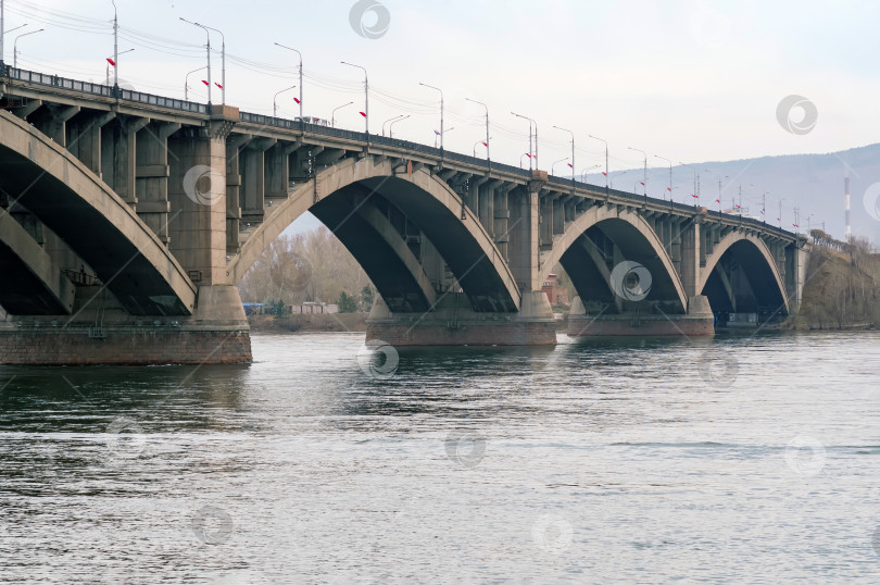 Скачать Большой бетонный транспортный мост через широкую реку в Сибири. фотосток Ozero